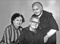 Три сестры (слева направо): Наталья Ивановна Лунева, Елена Николаевна Скворцова (Гродзкая) и Ирина Константировна Бунина начало 1980-ых годов.