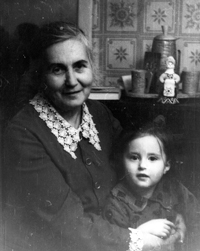 Ирина Константировна Бунина с внучкой Иришей, Черемушки, зима 1976-1977 года.