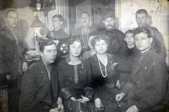 1926-1927 [?] Я помню какой-то «вечер» (майский или октябрьский?) в этом отделении, от которого у меня даже сохранилась фотография. В этот вечер зачем-то понадобилось отодвинуть помост, на котором сидели кассирши, и под ним оказались груды мелочи, скопившейся за долгое время работы кассирш, у которых монеты часто падали и проскакивали в щели помоста. Мелочь эту тут же расхватали на шарап. Поразили меня также на этом вечере конфетти и серпантин, и запомнилось чаепитие с колбасными бутербродами.